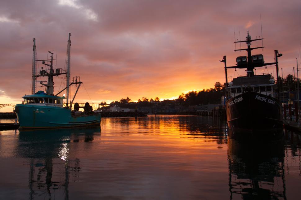Free Image of Harbor view at sunset with moored fishing boats 