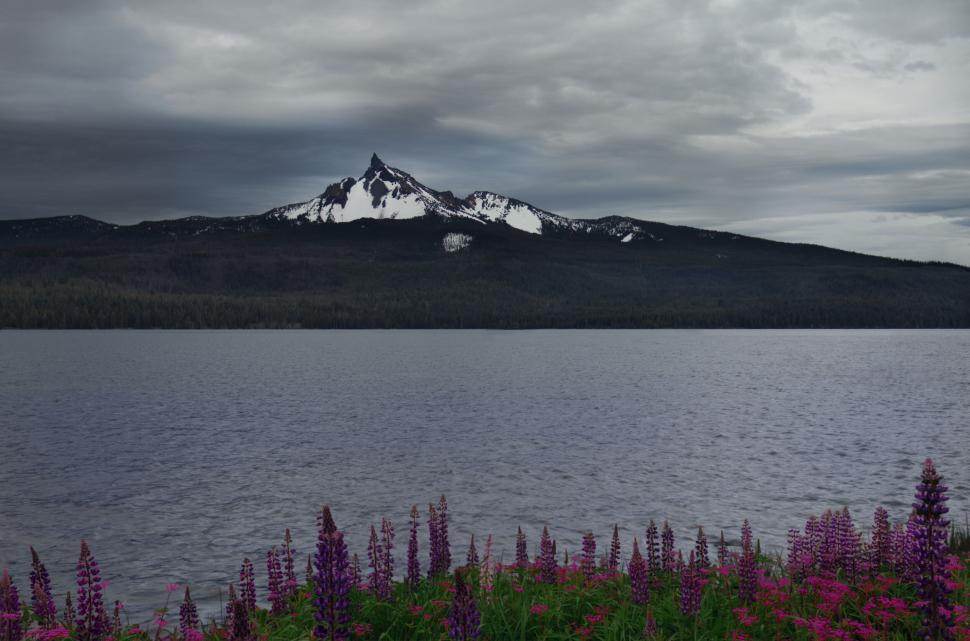 Free Image of Majestic mountain peak over serene lake 