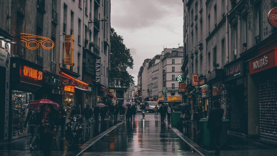 Free Image of Urban street on rainy day 