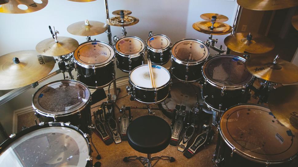 Free Image of Professional drum set in a home studio 