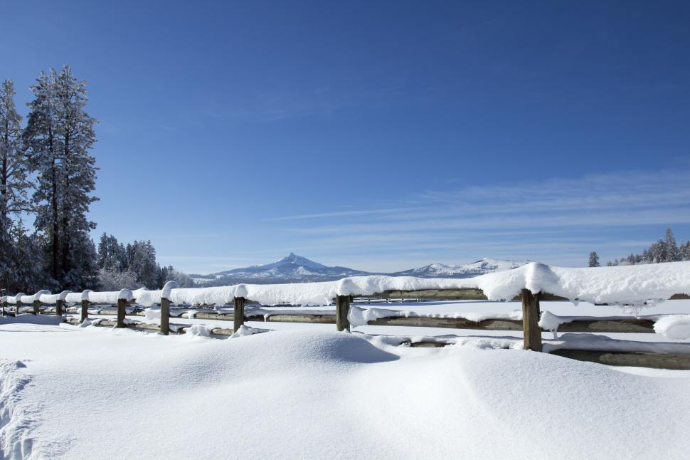 Free Image of Snow-covered landscape with mountain view 