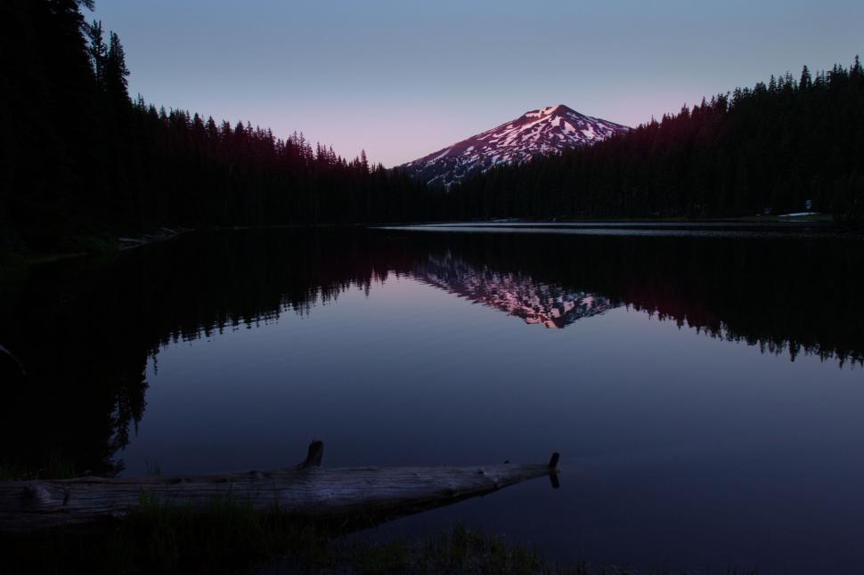 Free Image of Twilight reflection of snowcapped mountain in lake 
