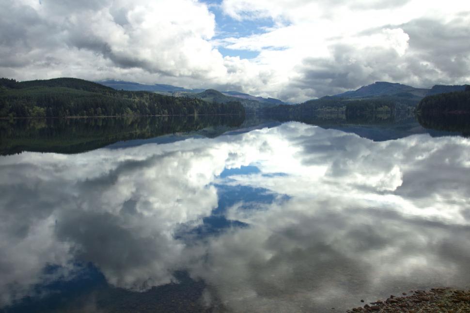 Free Image of Mirror-like reflection on tranquil lake 