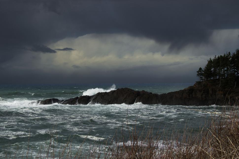 Free Image of Dramatic ocean waves crashing against rocky shore 