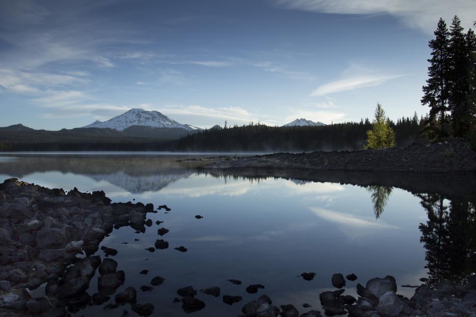 Free Image of Tranquil mountain lake at dawn 