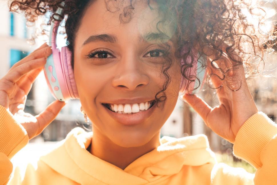 Free Image of A woman wearing headphones 
