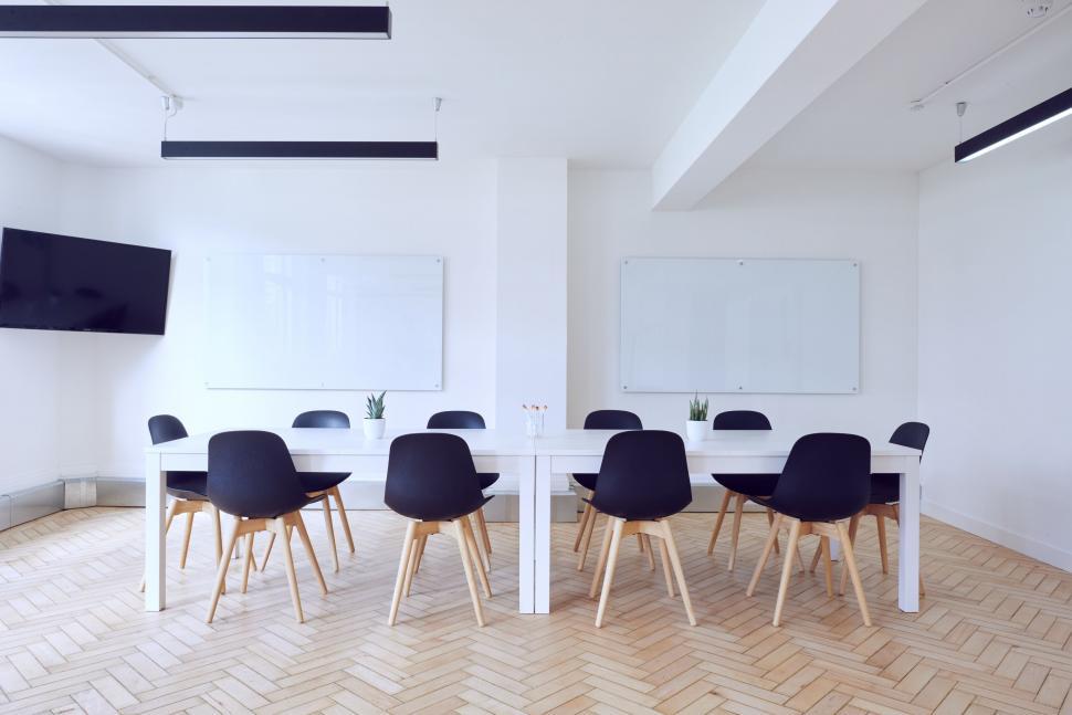 Free Image of Modern meeting room with whiteboard and chairs 