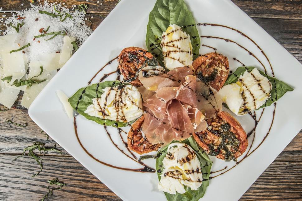 Free Image of Delicious gourmet Caprese salad with prosciutto 