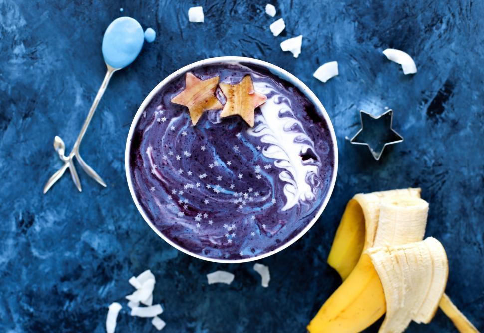 Free Image of Vibrant acai breakfast bowl with fruit toppings 