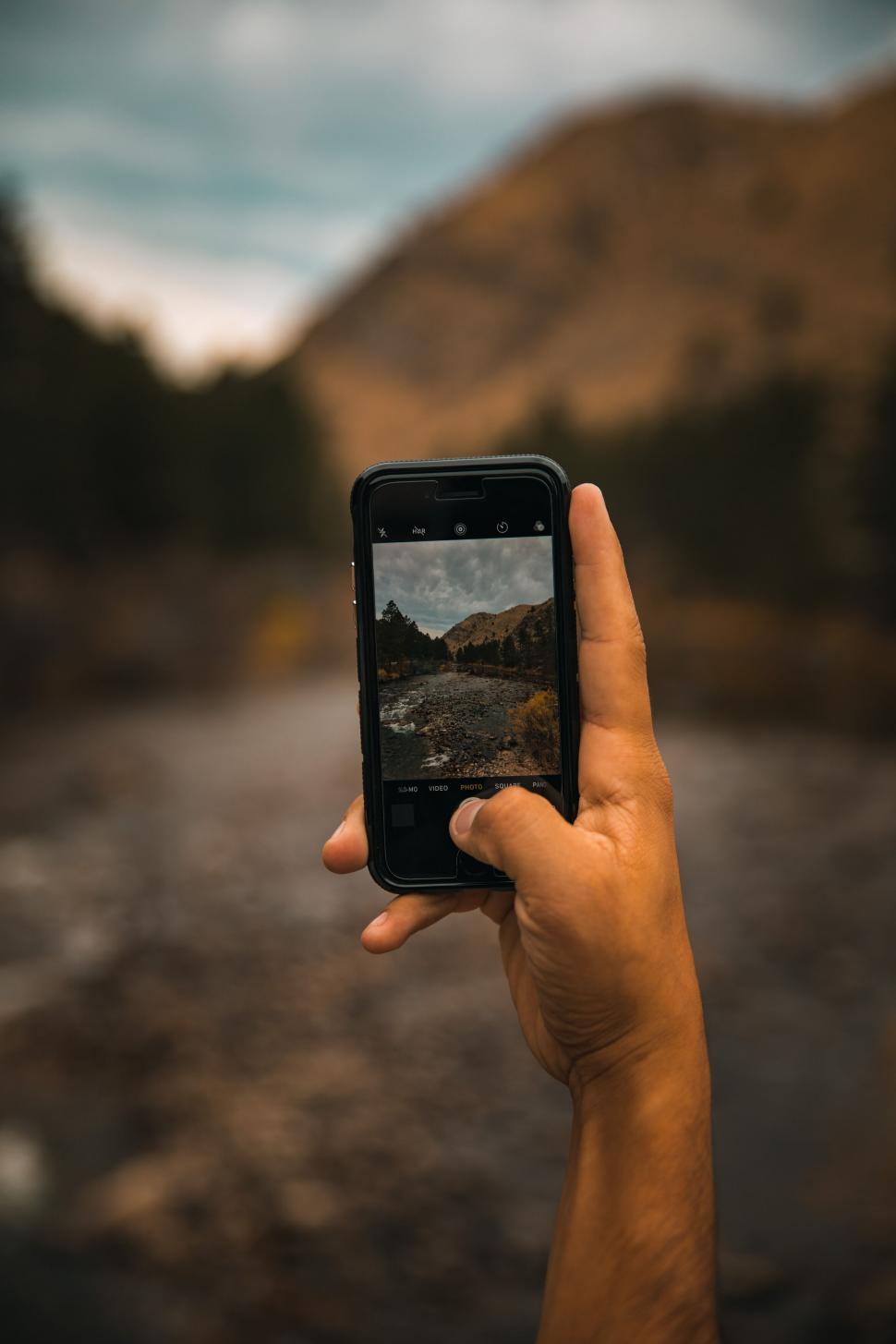 Free Image of Capturing mountain scenery through a smartphone 
