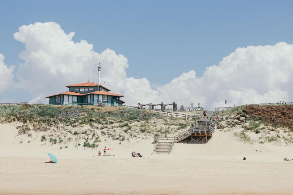 Free Image of Lifeguard house on a sunny beach with blue sky 