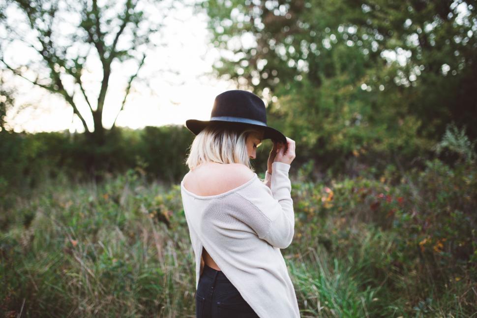 Free Image of Back view of woman with black hat in nature 