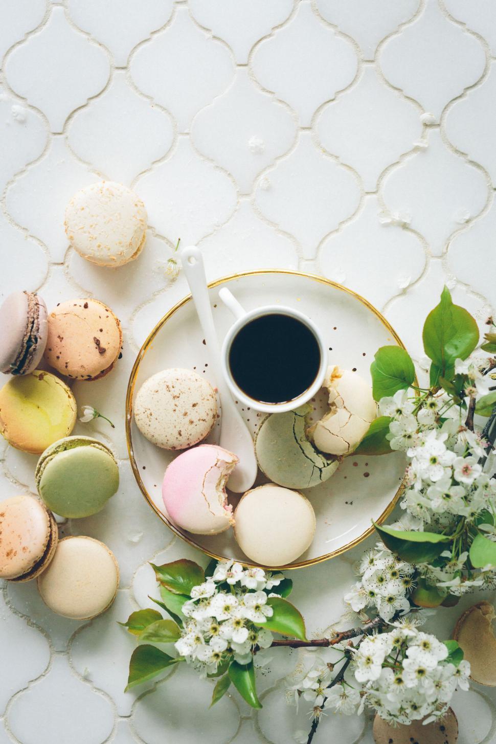 Free Image of Elegant tea setting with macarons and flowers 