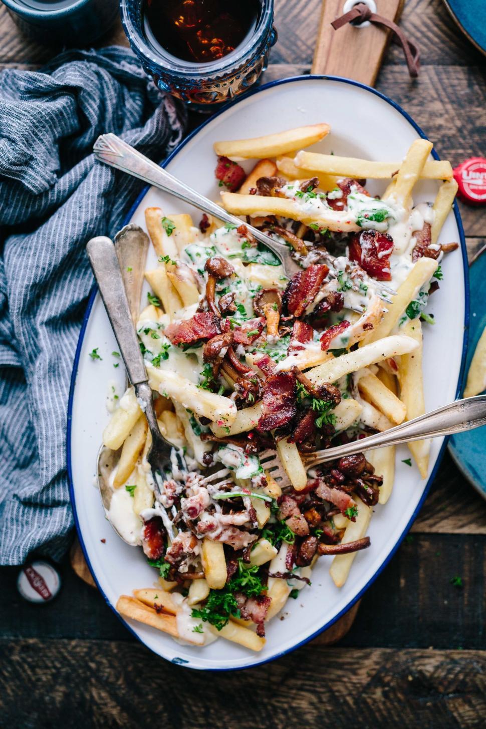 Free Image of Savory French fries with cheese and bacon 