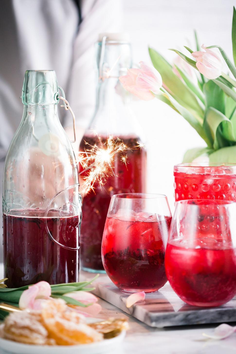 Free Image of Sparkling drink celebration with tulips 