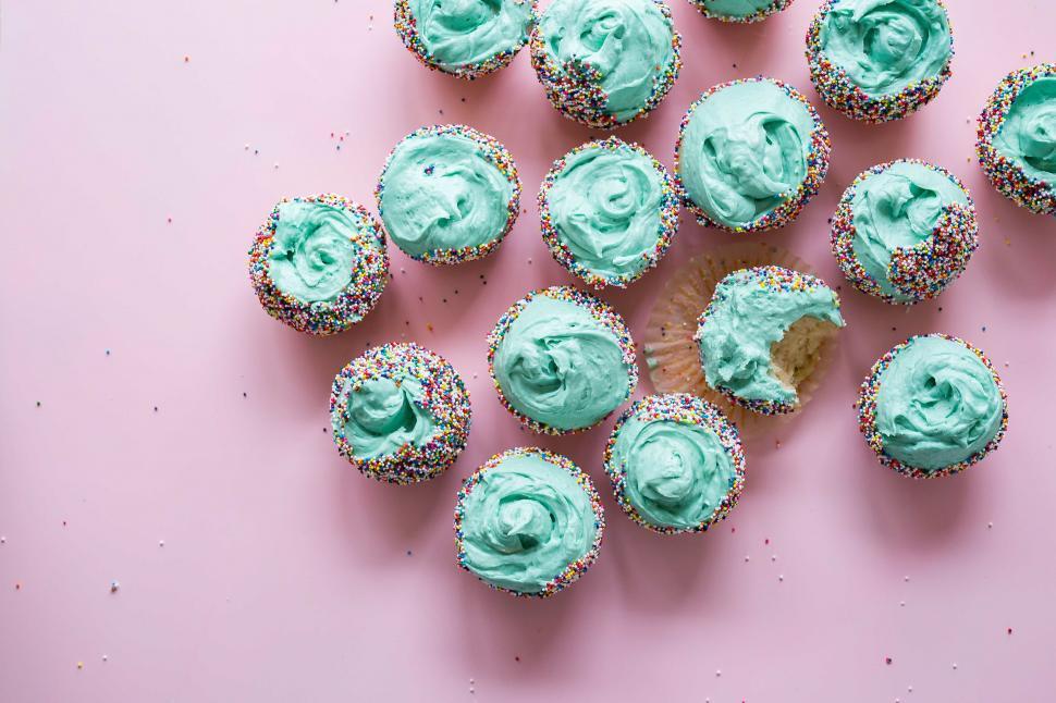 Free Image of Mint frosted cupcakes with colorful sprinkles 