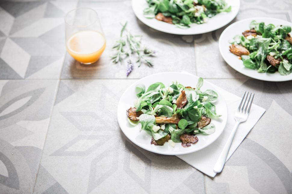 Free Image of Arugula and fig salad on a modern table 