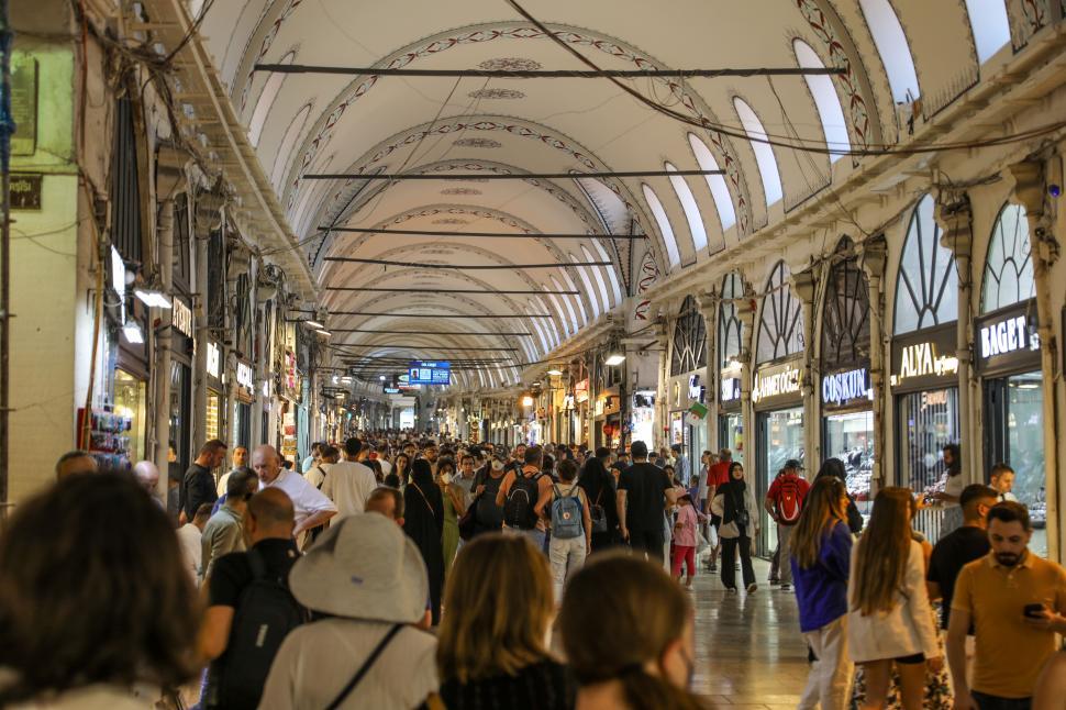 Free Image of Bustling covered Grand Bazaar, Istabul, with people 