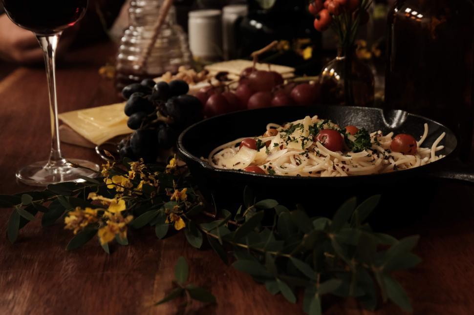 Free Image of Intimate dinner setting with pasta and wine 