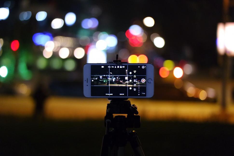Free Image of Smartphone recording on tripod with bokeh light 