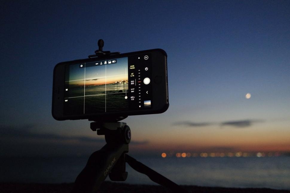 Free Image of Smartphone capturing beach sunset on tripod 