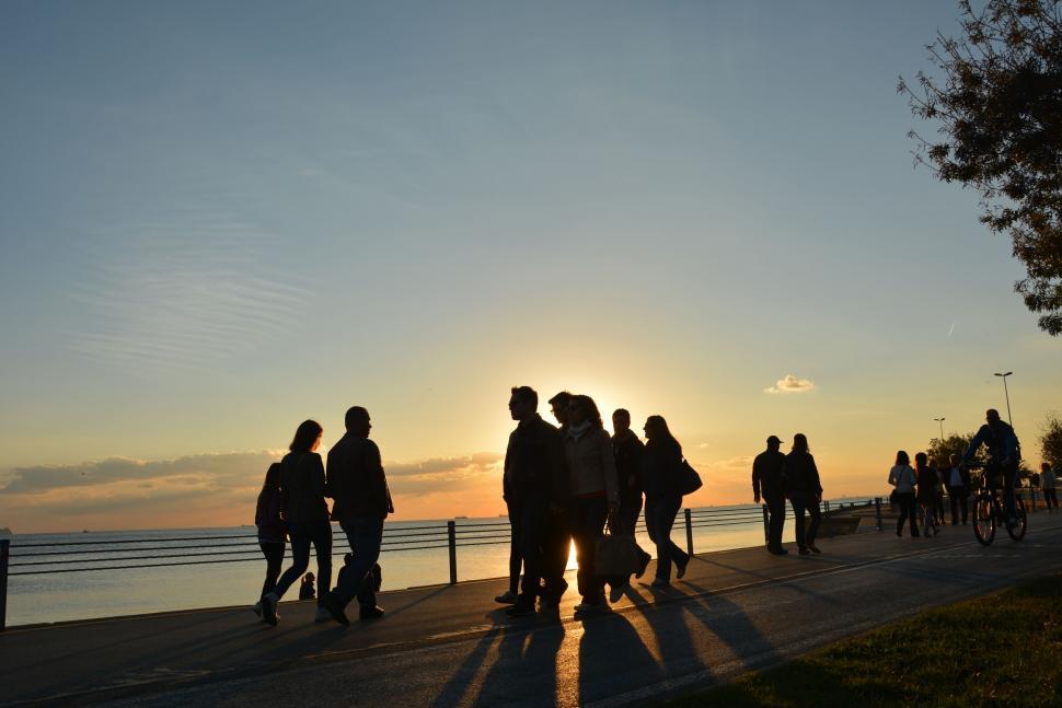 Free Image of Silhouettes of people walking at sunset 