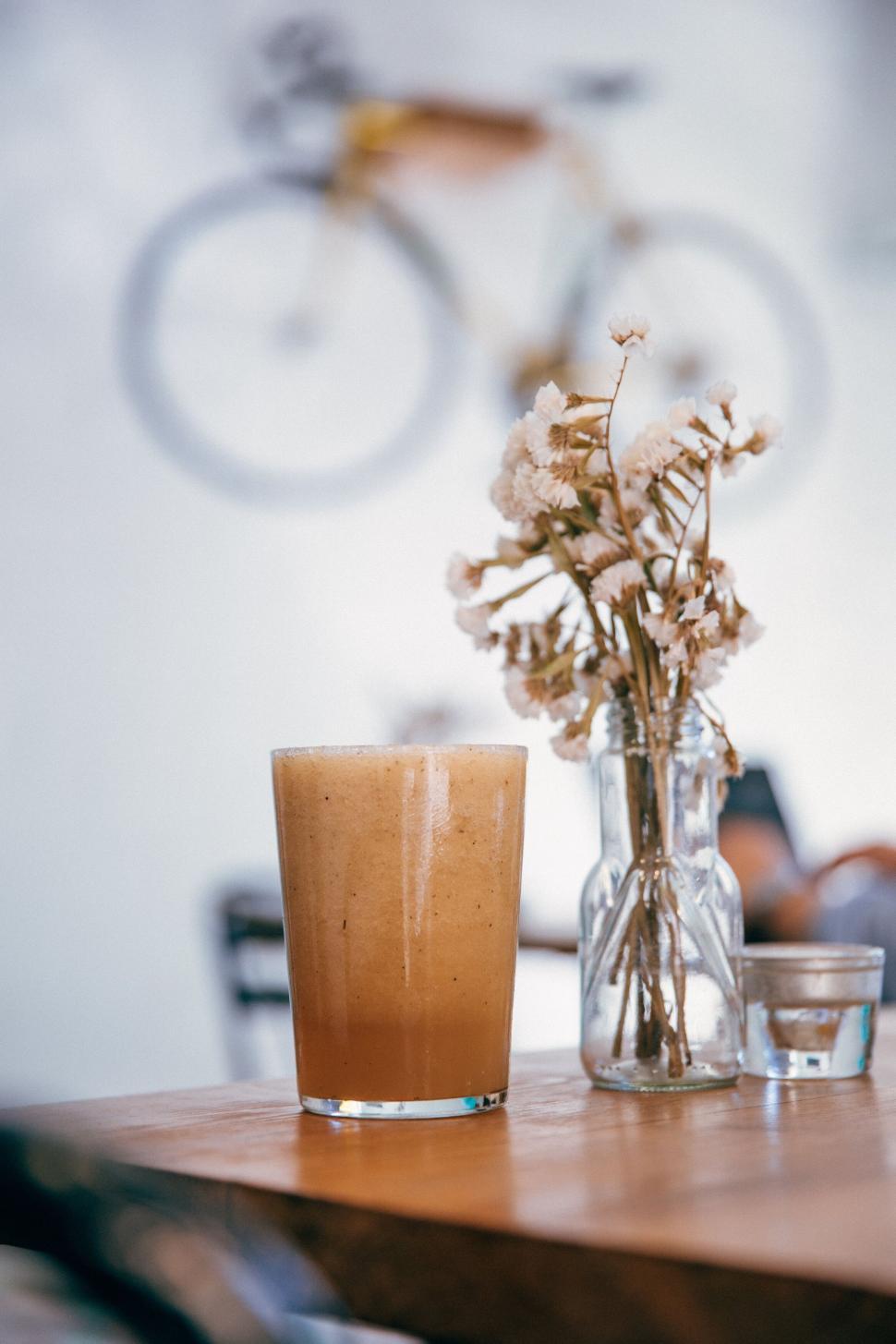 Free Image of Warm ambiance in cafe with smoothie close-up 
