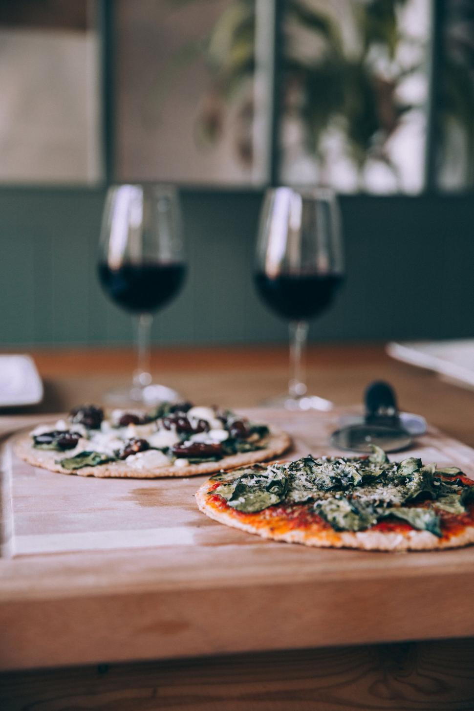 Free Image of Elegant dining setup with pizza and wine 