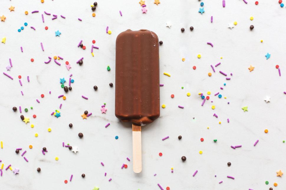 Free Image of Chocolate popsicle with colorful sprinkles 