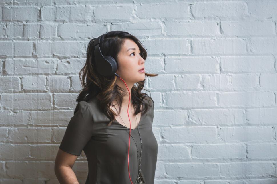 Free Image of Woman enjoying music with headphones 