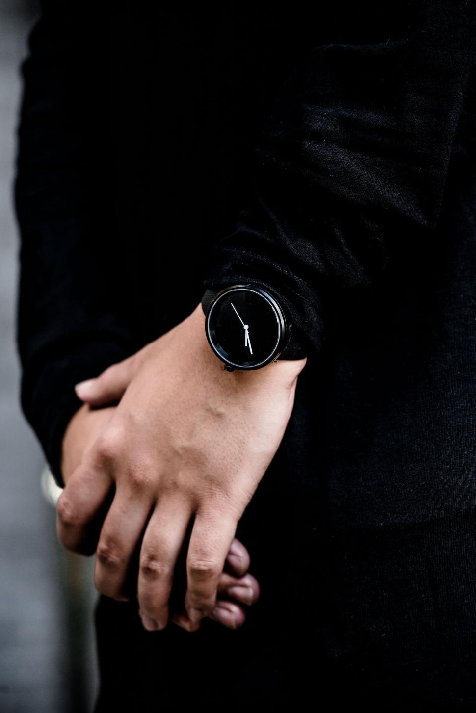 Free Image of Stylish minimalist watch on a wrist 