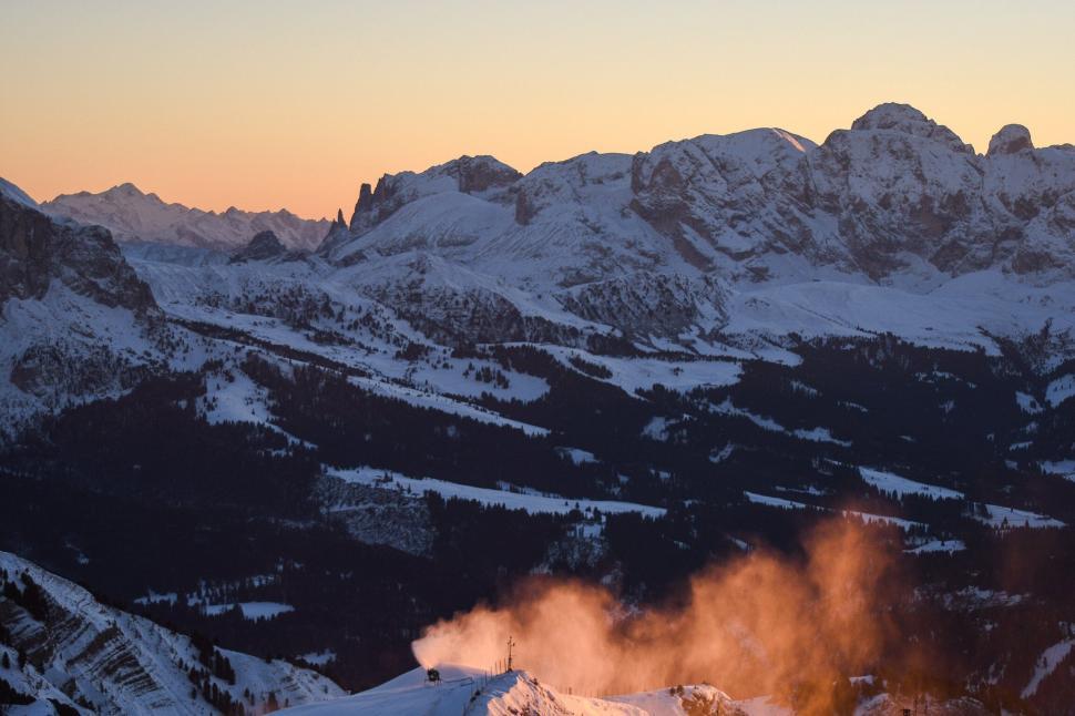 Free Image of Sunrise over snowy mountain peaks 