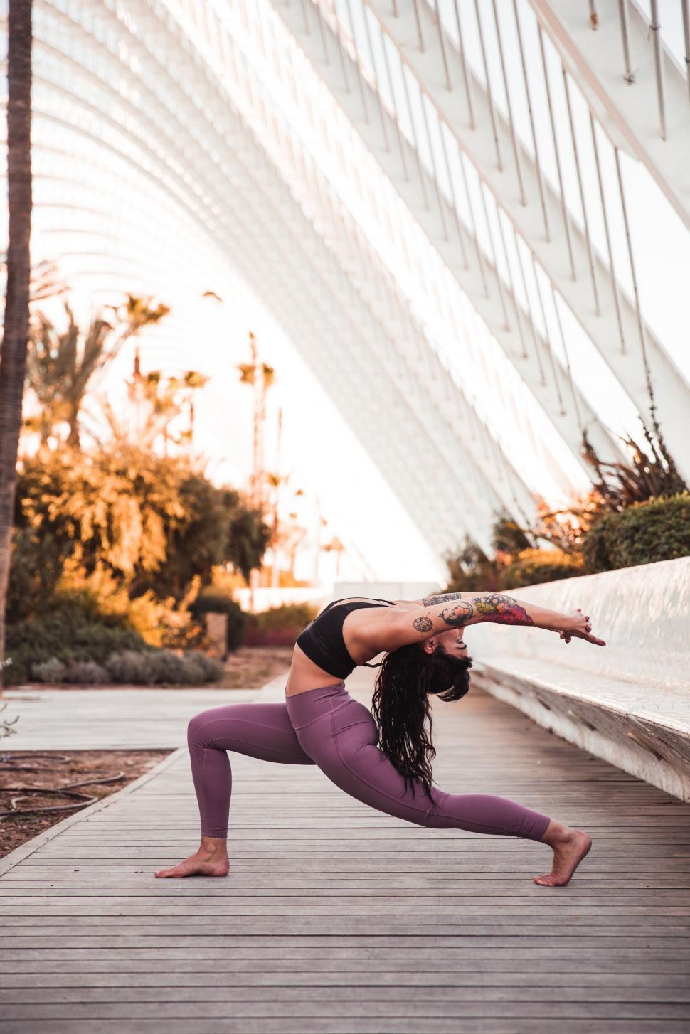 Free Image of Yoga practitioner in a modern urban setting 