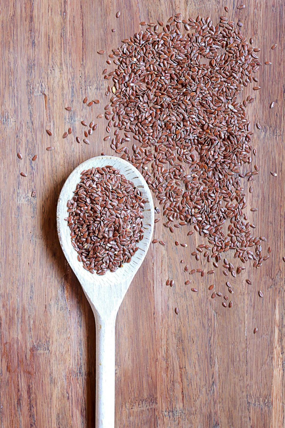 Free Image of Wooden spoon with flax seeds on table 