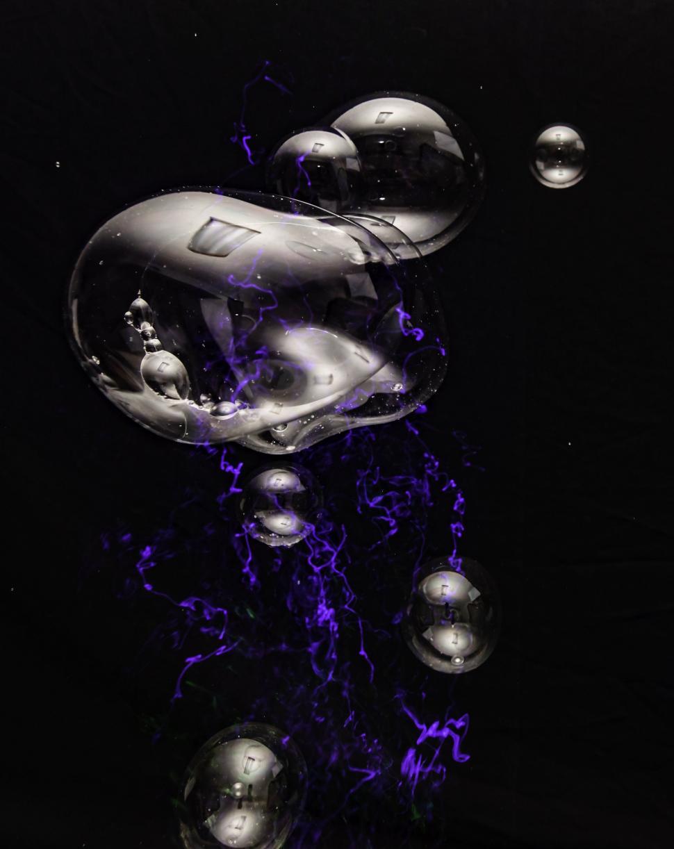 Free Image of Abstract purple liquid and glass bubbles 