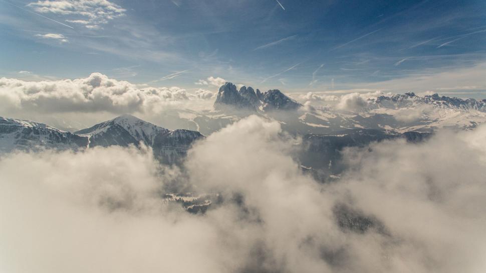 Free Image of Majestic mountain landscape enveloped in clouds 