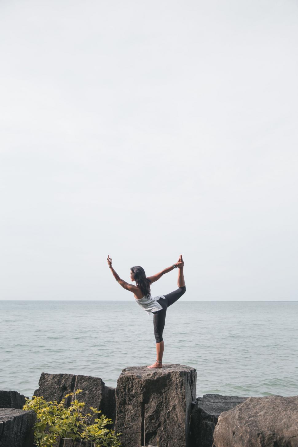 Free Image of Yoga practitioner balancing beside the sea 