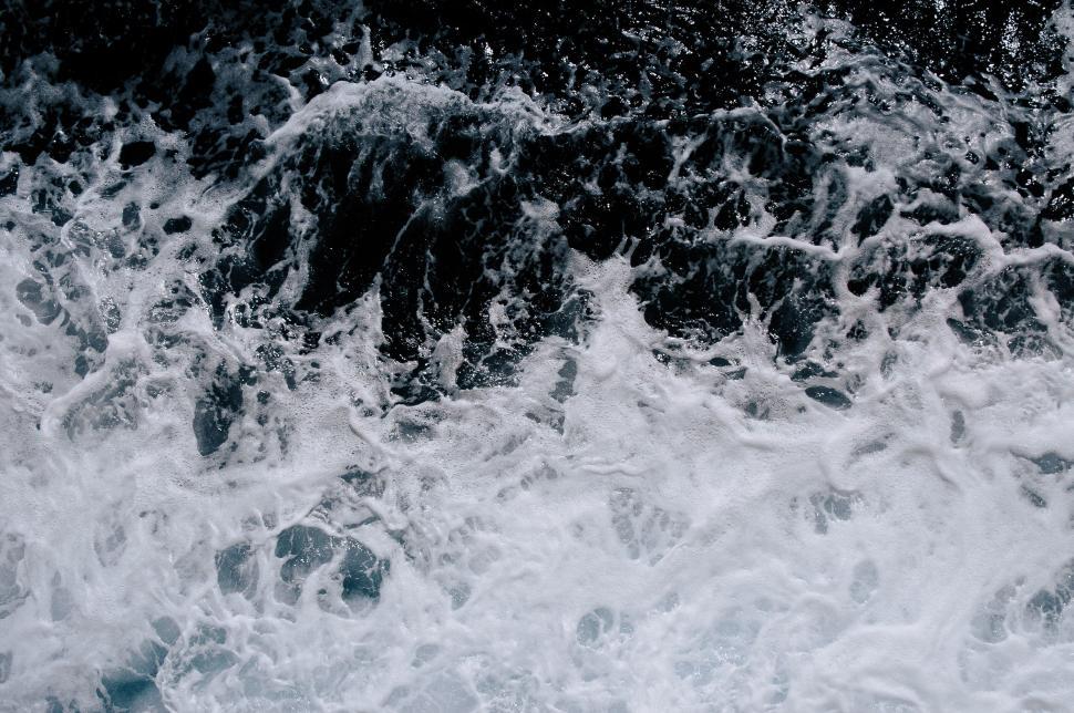 Free Image of Dynamic ocean waves crashing close up 