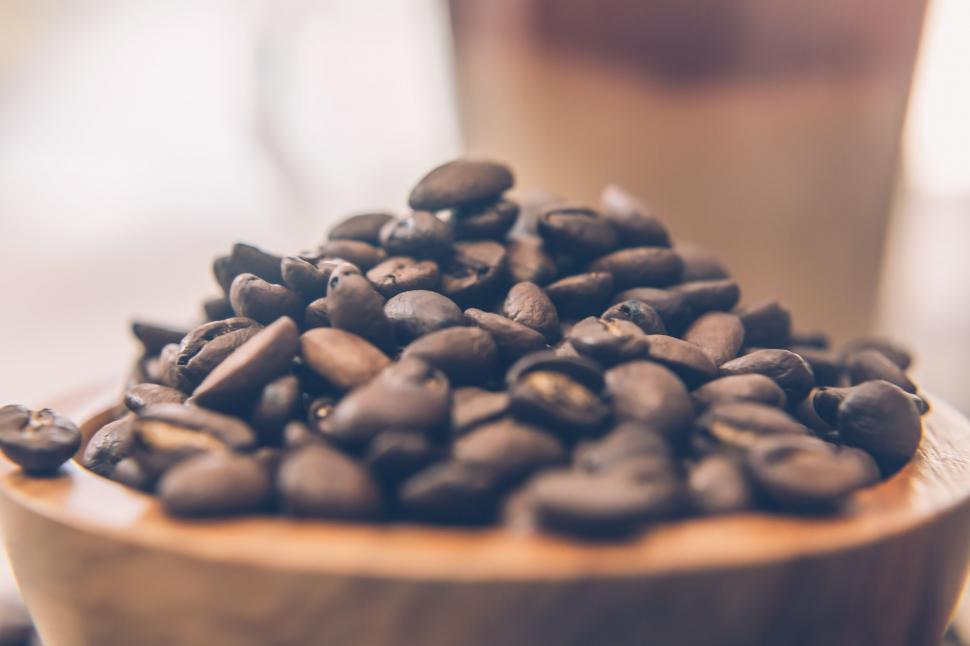 Free Image of Close-up of roasted coffee beans in a bowl 