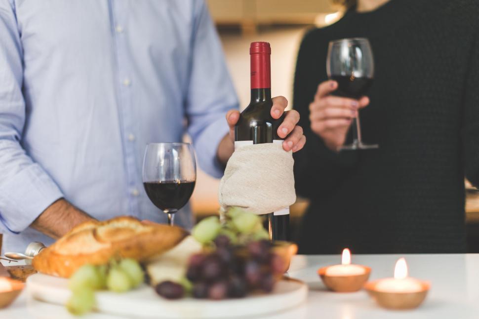 Free Image of Elegant dinner with wine and candlelight 