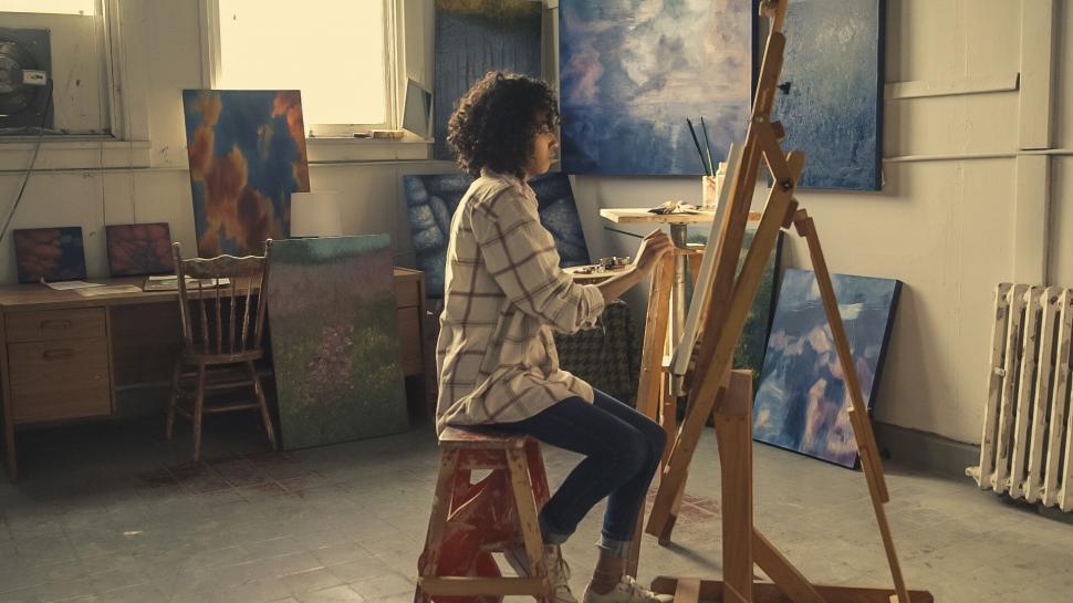 Free Image of Artist painting in a cozy studio space 