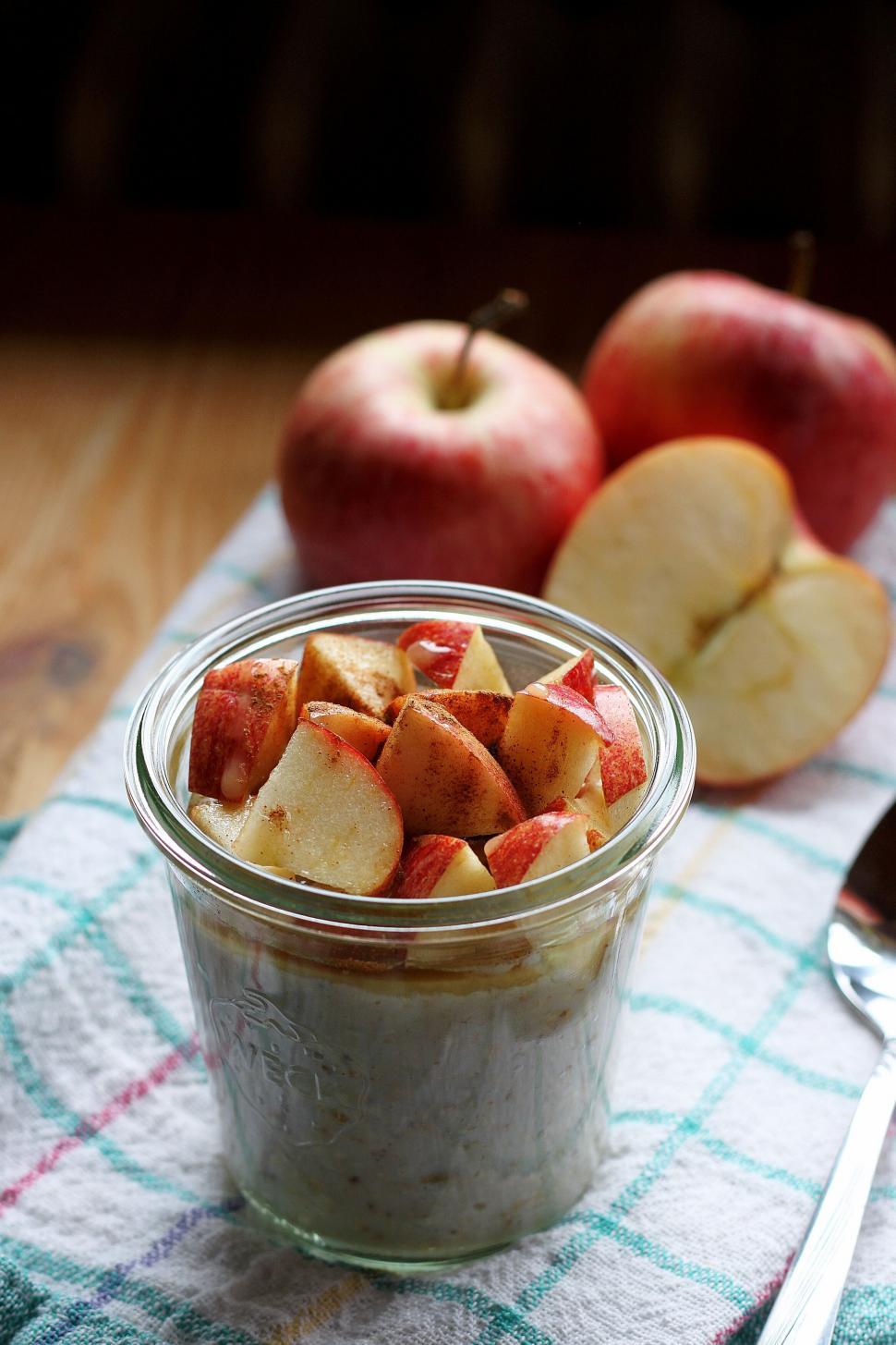 Free Image of Apples and oats healthy breakfast in jar 