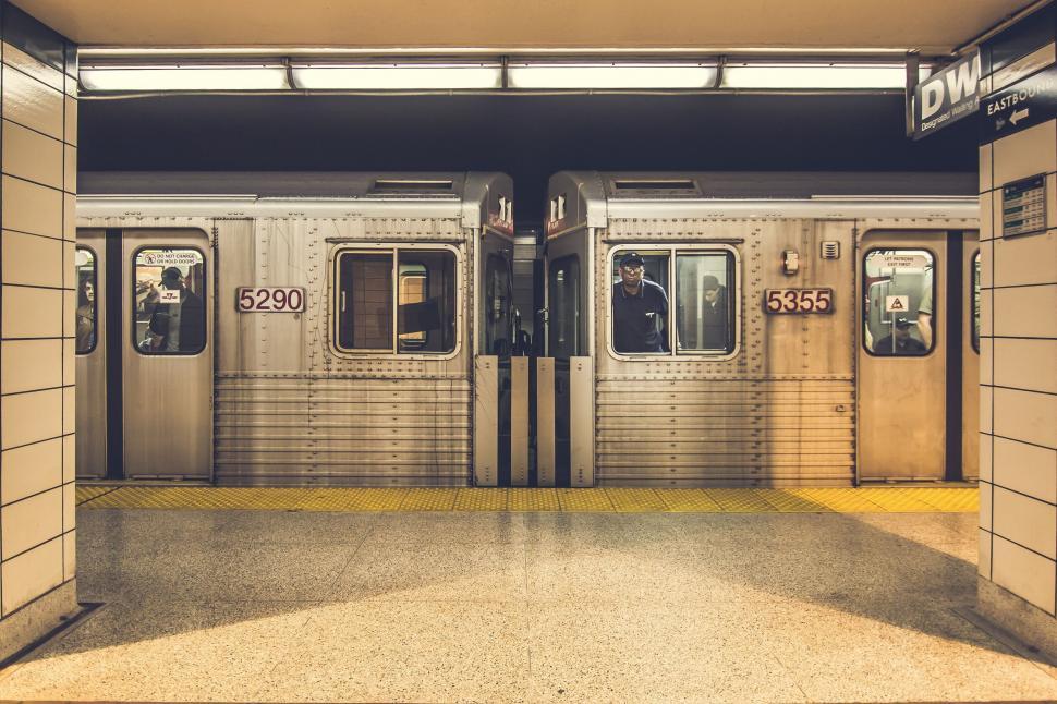 Free Image of Subway train station platform in urban setting 