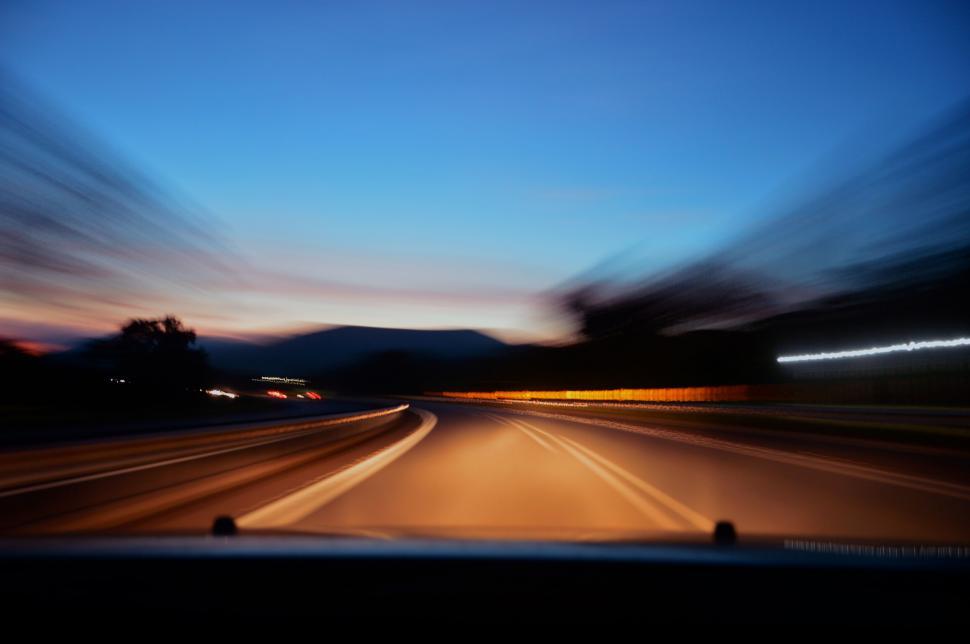 Free Image of Blurred motion of highway driving at dusk 