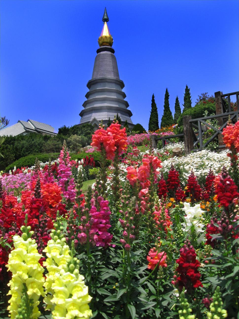 Free Image of king and queen pagoda in thailand 