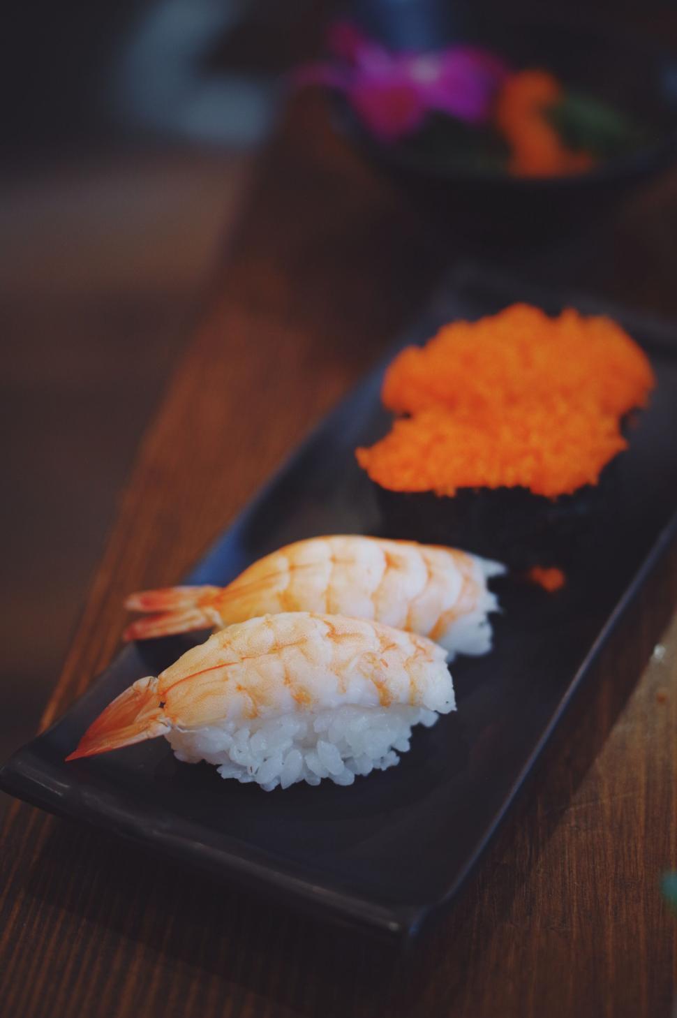 Free Image of Sushi platter with shrimp and roe 