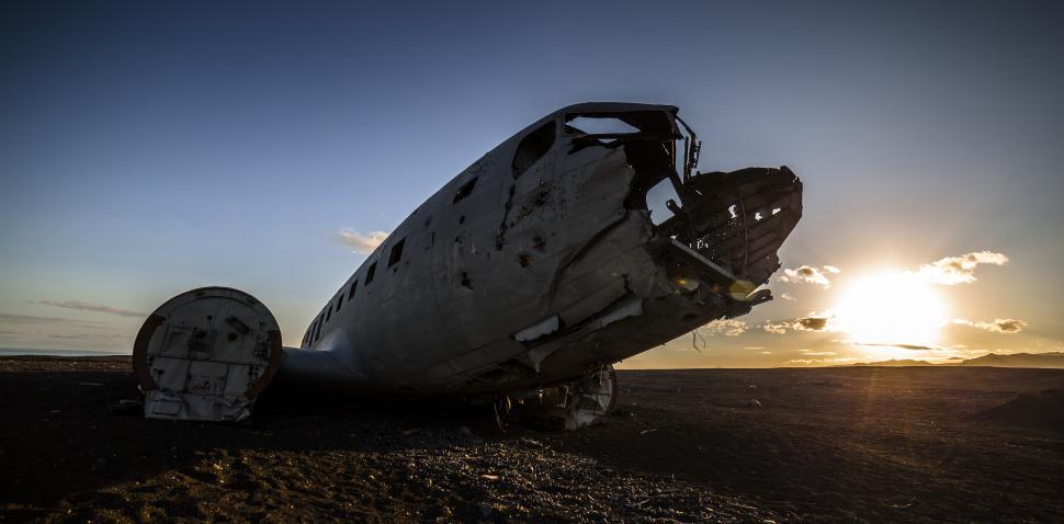Free Image of A crashed airplane in a desert 