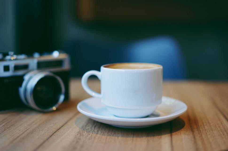 Free Image of Coffee and camera on table in cafe 