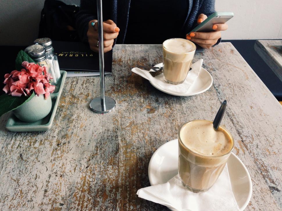 Free Image of Casual coffee date with smartphone in hand 