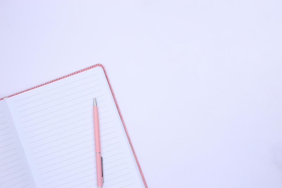 Free Image of Minimalistic open notebook with pink pen 